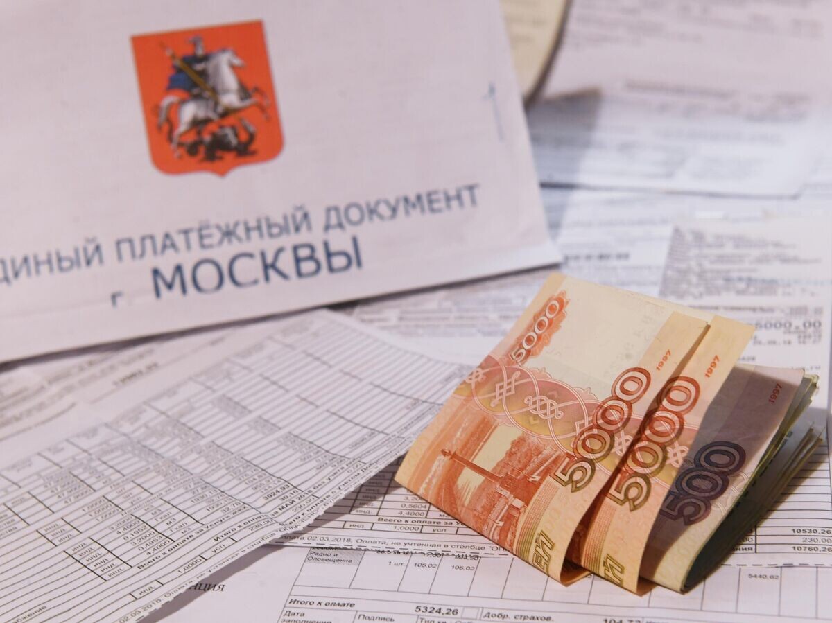    Денежные купюры и единый платежный документ оплаты услуг ЖКХ города Москвы© РИА Новости / Кирилл Каллиников