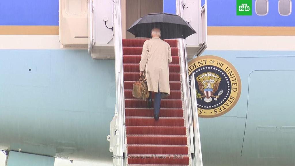    Джо Байден снова оступился на трапе самолета