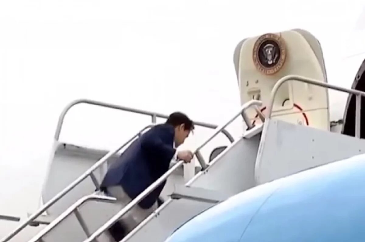    Рубио чуть не упал, поднимаясь по трапу самолёта Трампа