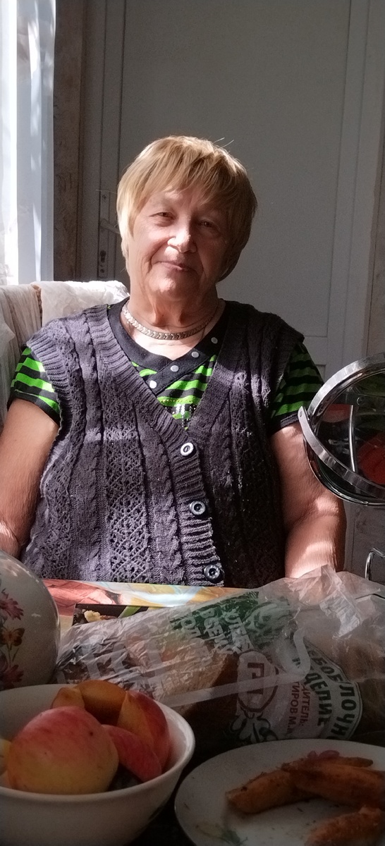 ФОТО АВТОРА  МОЯ МАМУЛЕЧКА В ПАРИКЕ.  Я ЕЙ ПОДАРИЛА.