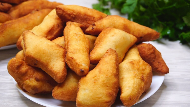 Для приготовления потребуется только кефир, мука и лук. Баурсаки с луком на кефире.