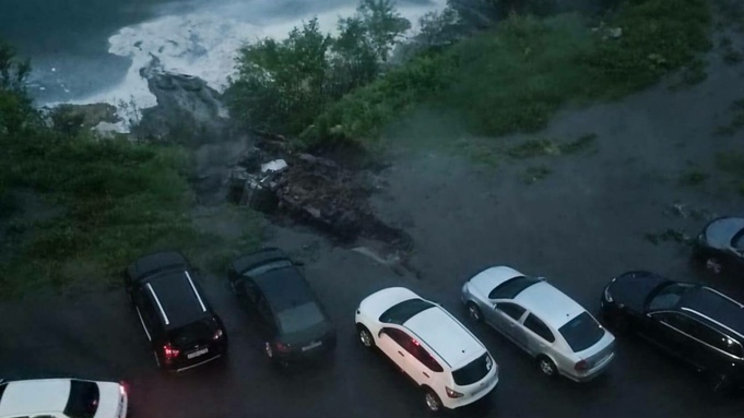 Размытый берег и сломанные деревья. Барнаульцы запечатлели последствия вечернего ливня