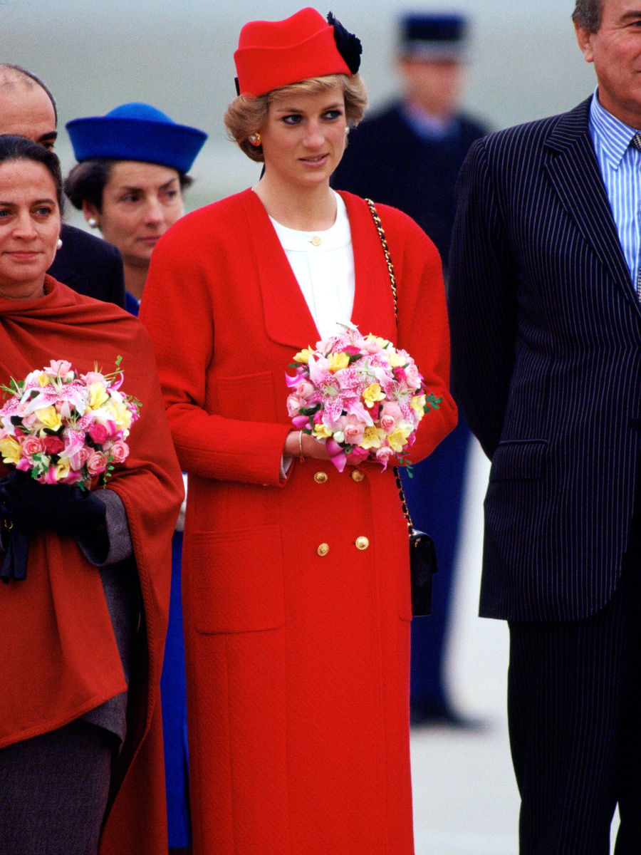 Диана в пальто Chanel, 1992