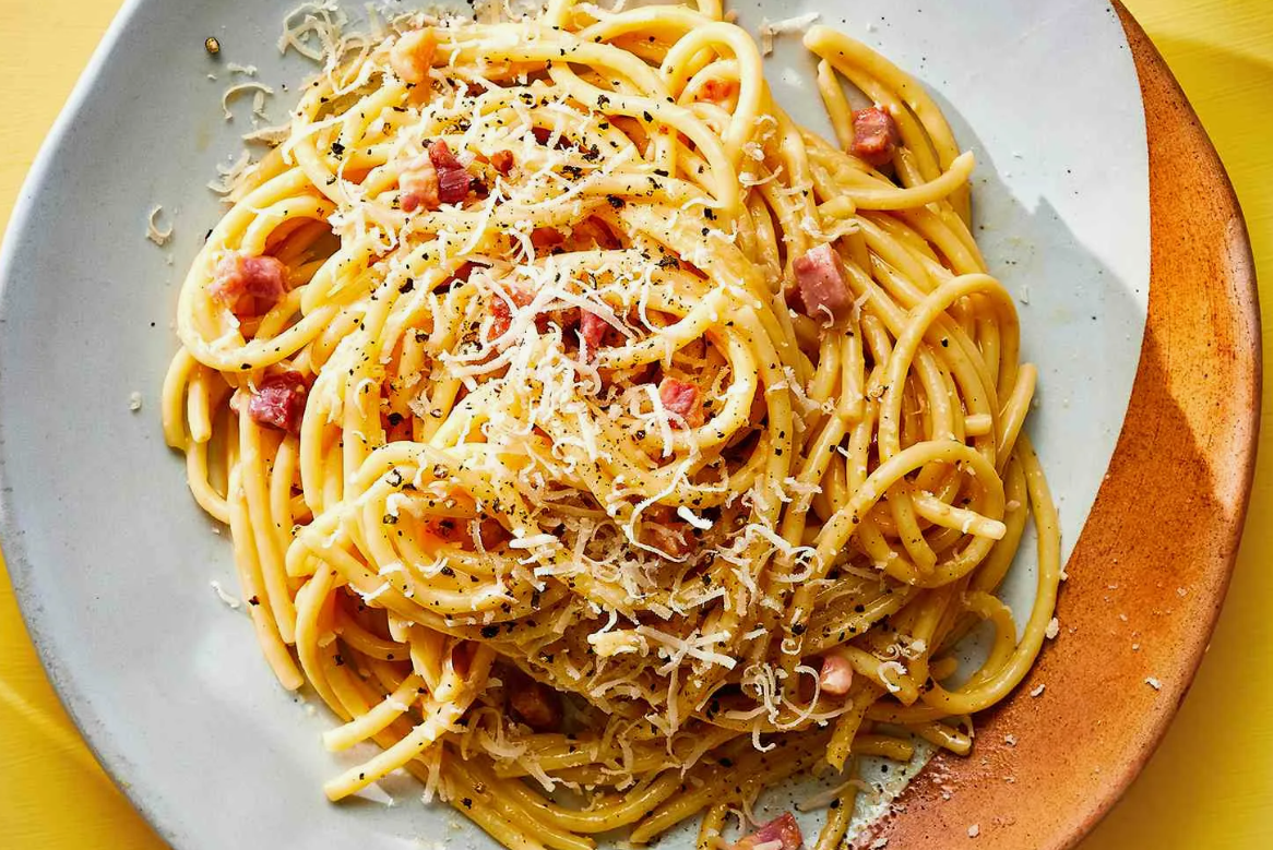 Спагетти с кофе и беконом. Источник фото thespruceeats.com