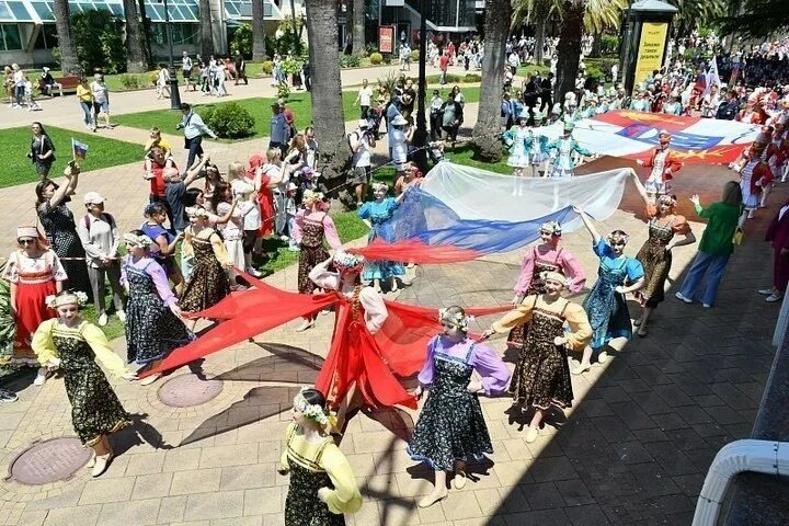 Фото с https://sochi.mk.ru/social/2022/05/28/okolo-700-chelovek-pouchastvovali-v