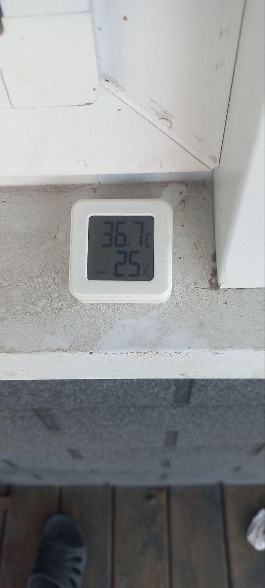 Какой грязный подоконник...