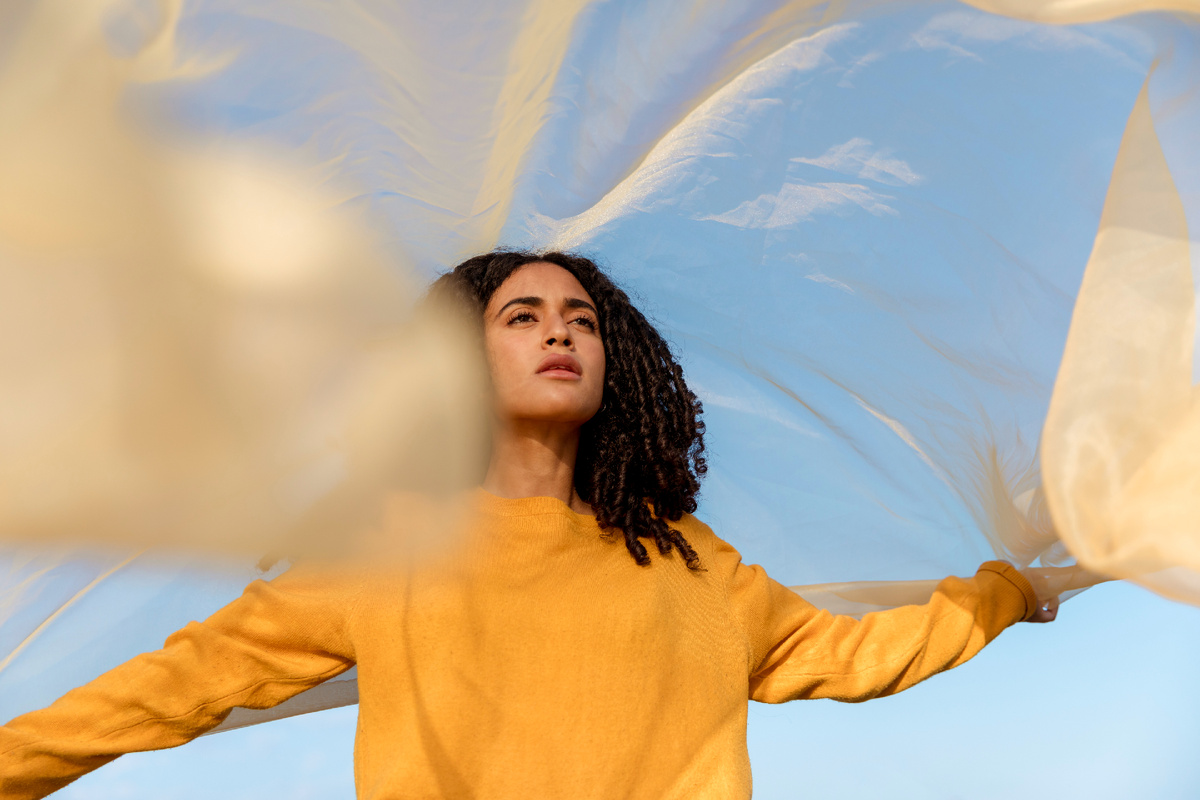 Фото by freepik "Концепция свободы с женщиной, держащей ткань в природе"