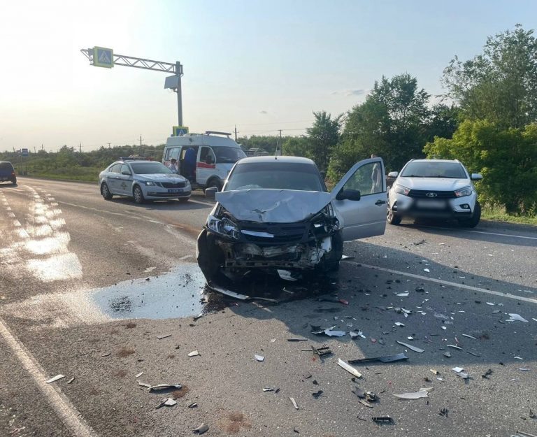    Под Оренбургом при столкновении «Гранты» и Весты» пострадали два ребёнка Оренбуржье