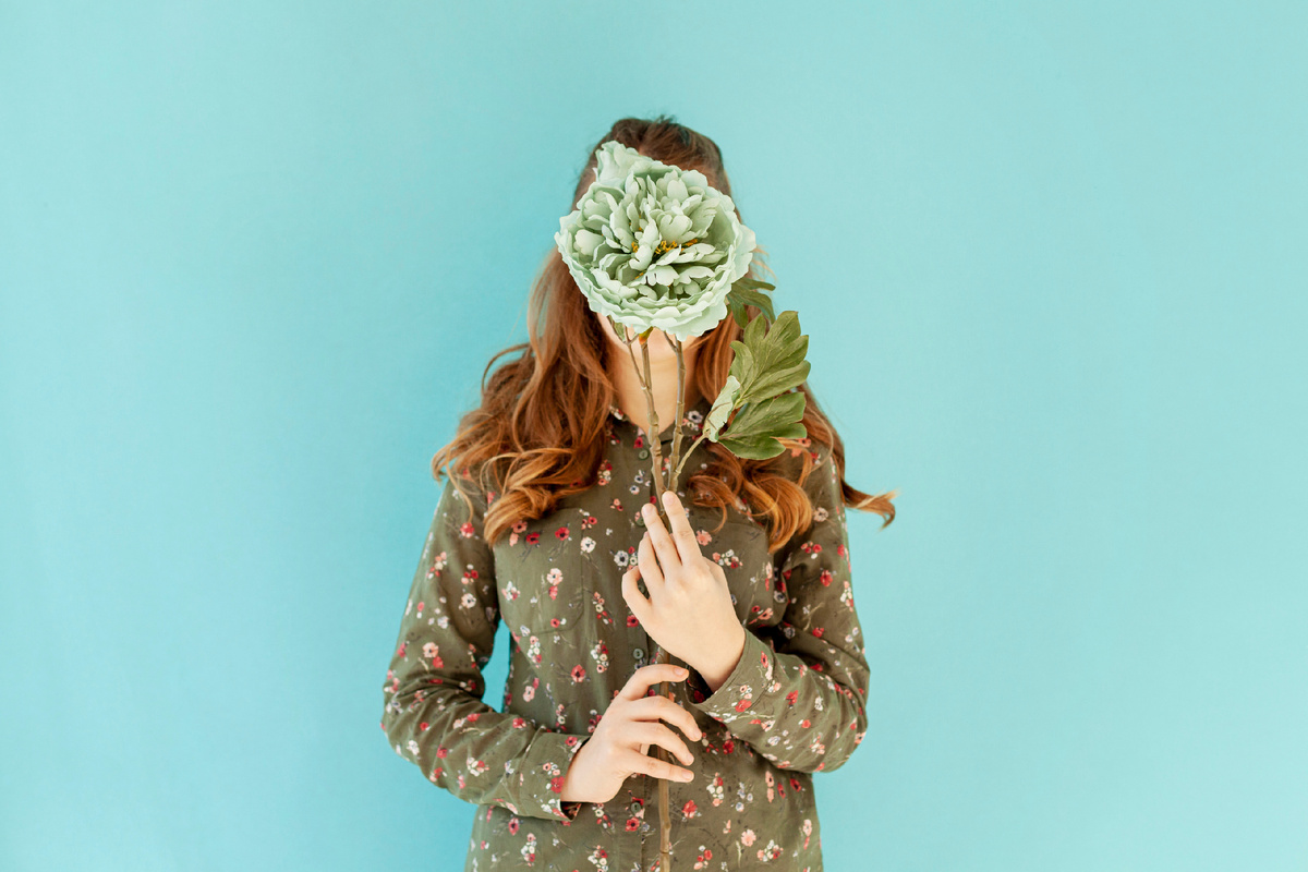 Фото by freepik "Женское лицо с живым цветком"