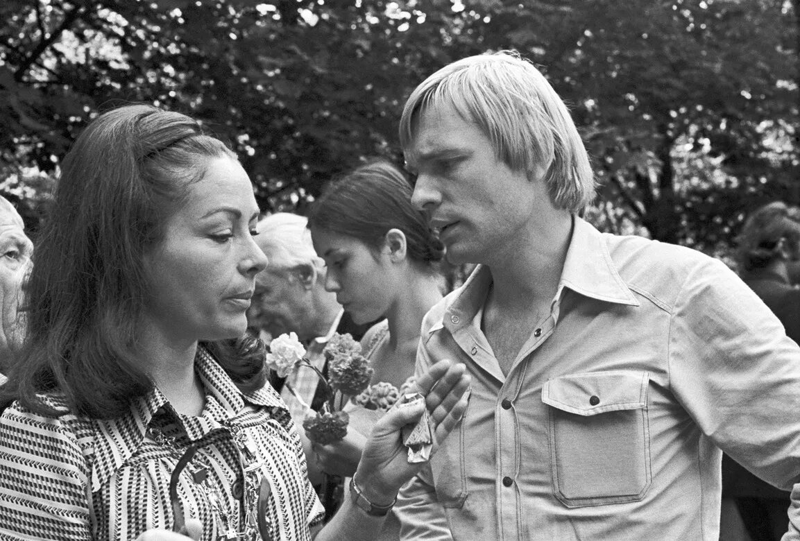 Олег Видов с поклонницами