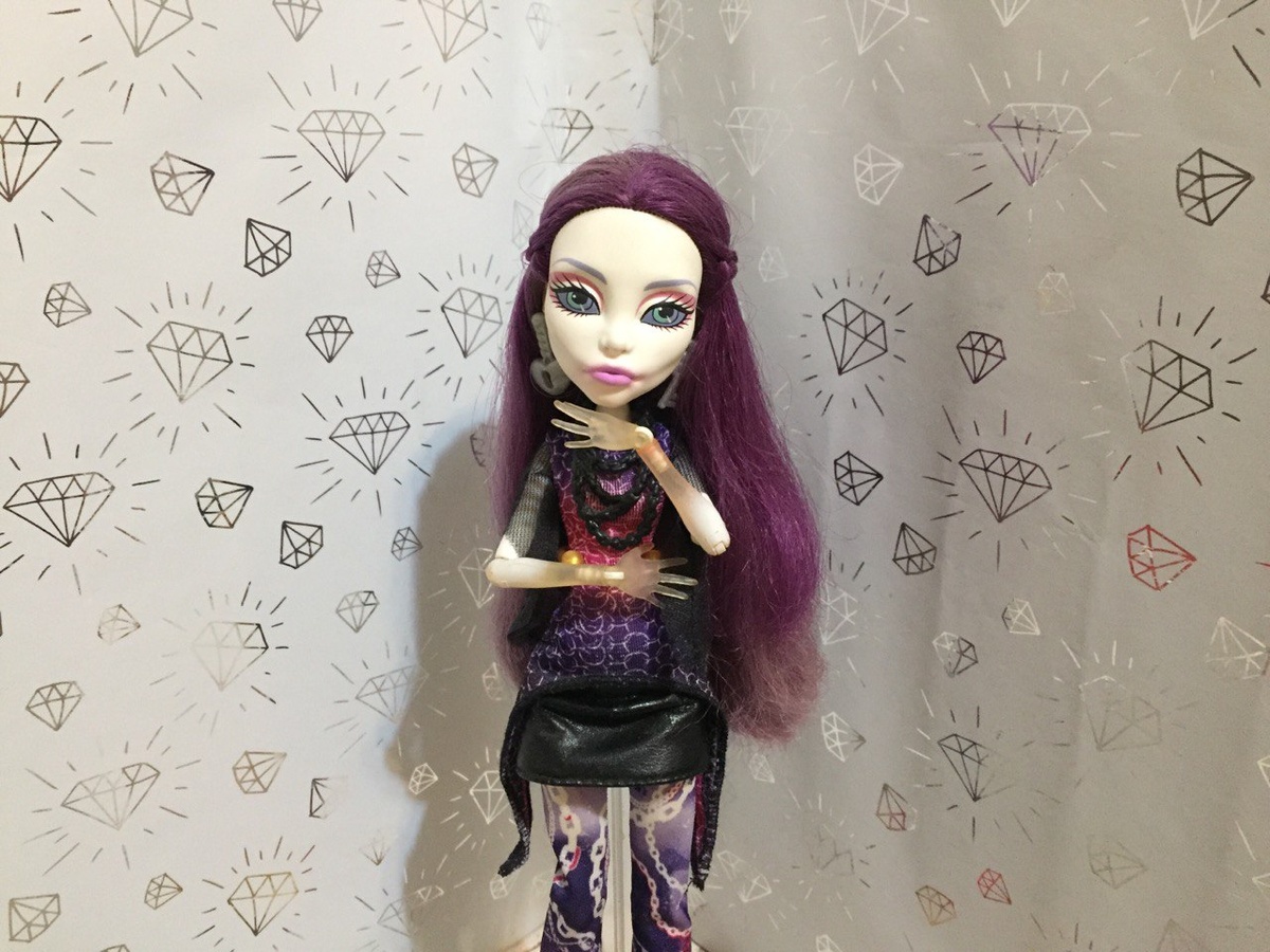 Первой на огонёк забежала Ванда Вондергейст. Её билетом на вечеринку стала белая кожа.