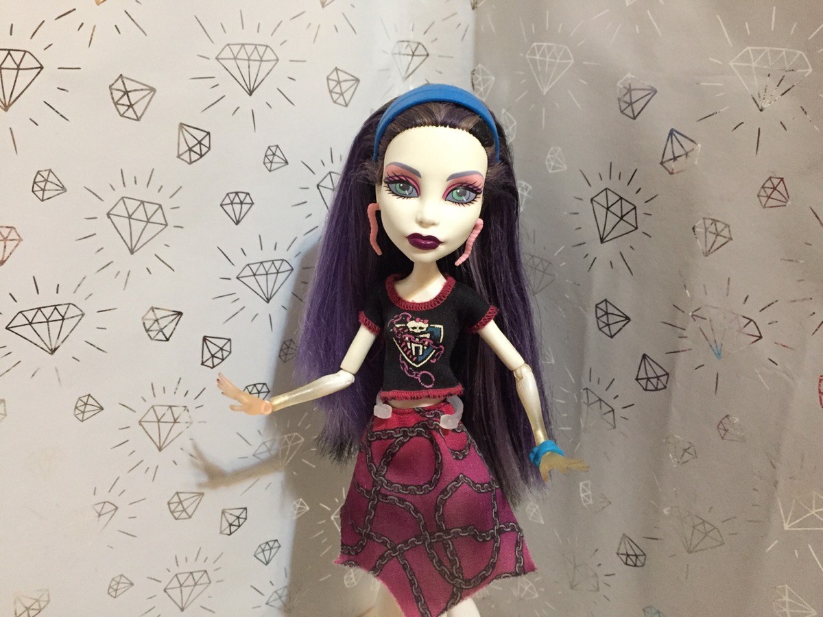 Ванда привела с собой свою сестру, Спектру. 