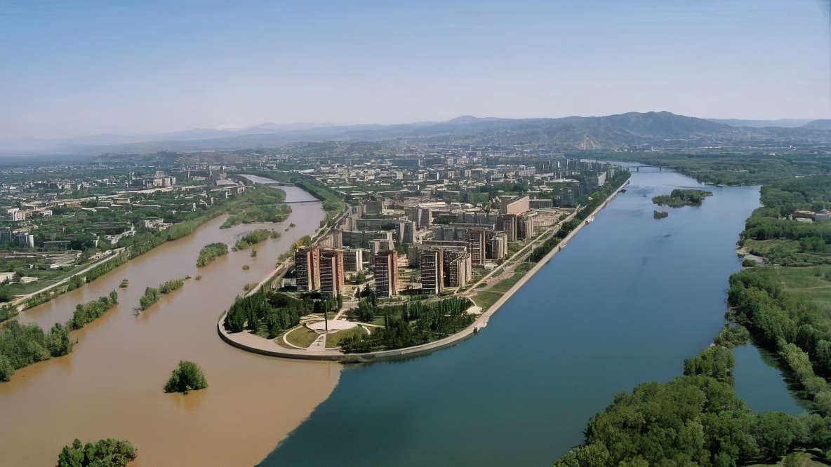 Слияние Ульбы и Иртыша в Усть-Каменогорске. И какая река тут главнее?