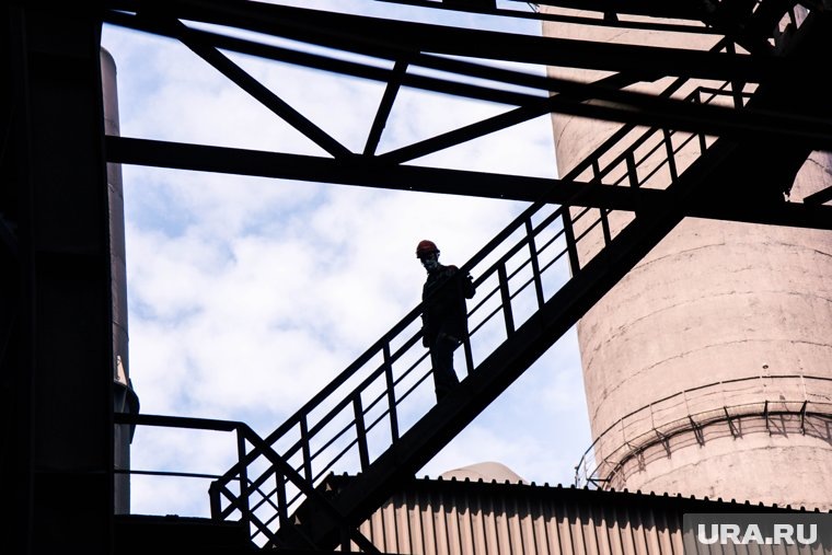    Два беспилотника упали на завод в Чувашии