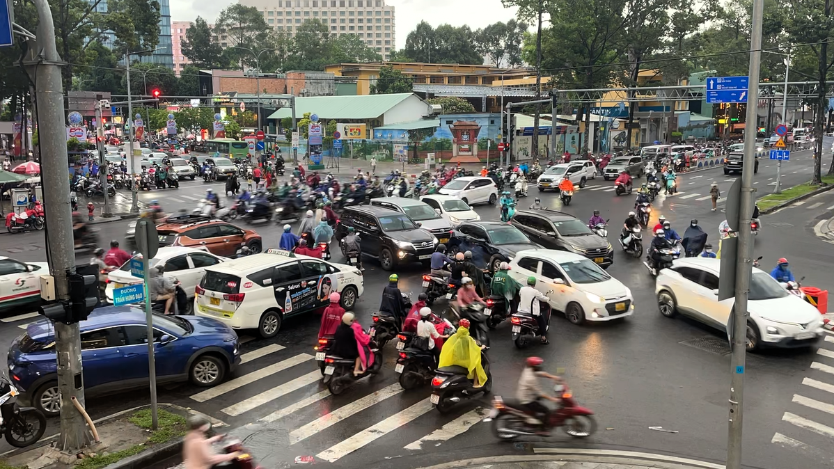 Обычный и не самый загруженный перекресток города. 