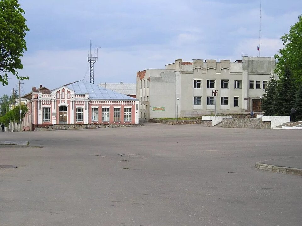 Главная площадь Велижа с местным музеем и зданием администрации 