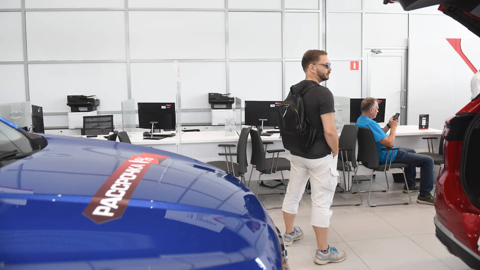 Основные проблемы, негативно влияющие на рынок, по мнению экспертов остаются прежними: высокая ключевая ставка, сокращение количества одобренных кредитов, рост цен из-за увеличения утилизационного сбора и колебаний валютных курсов.📷Фото: Александр Коряков / Коммерсантъ