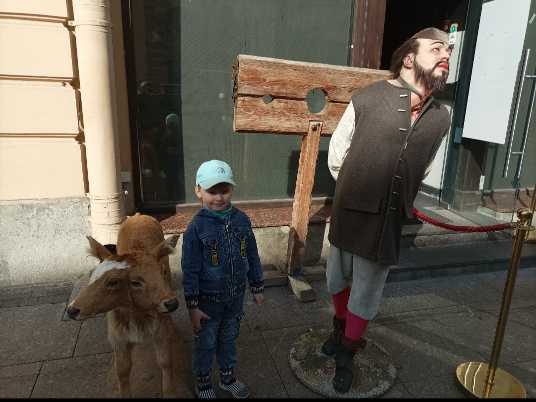 Возле музея аномалий тела