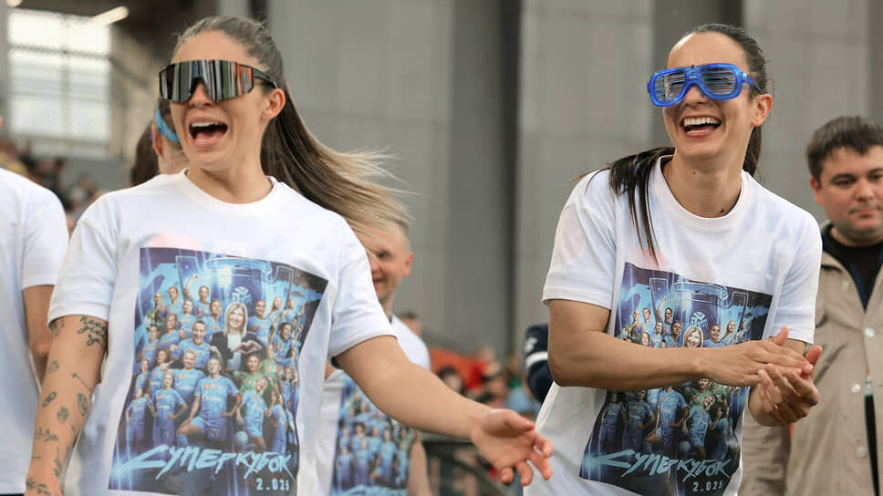 Игроки команды "Зенит" Присцила Чинчилья (слева) и Карвахаль Каталина Эстрада Карвахаль (справа) во время церемонии награждения.📷Фото: Марина Молдавская / Коммерсантъ