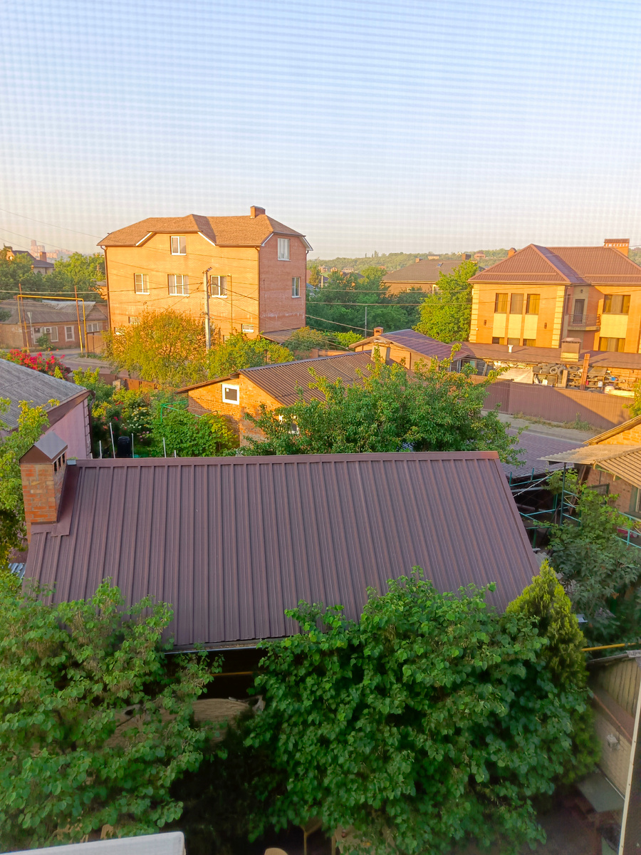 Вид из окна гостиницы утром. Утром впечатление гораздо позитивнее,чем вечером))))