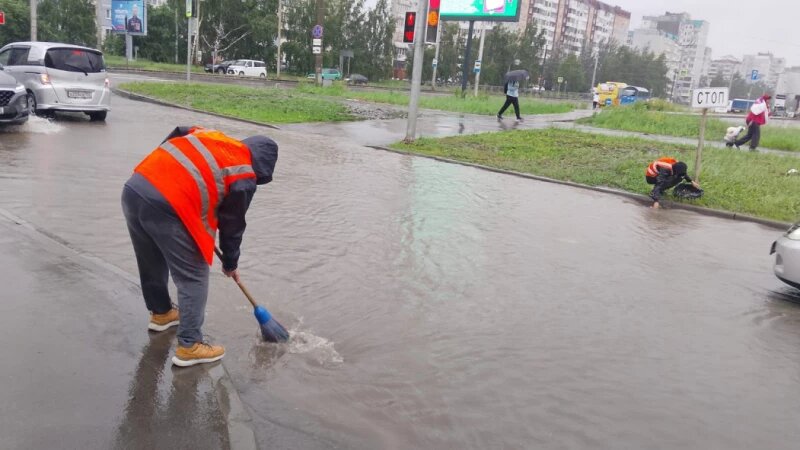     Борьба дорожников с последствиями ливня. barnaul.org