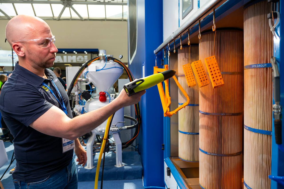 Такие посты идеальны для окраски небольших изделий. Краска буквально "прилипает" к изделиям благодаря тому, что сам порошок и изделия, подвешенные на крючки, заряжаются разными электрическими зарядами. Это уменьшает разброс краски. Остатки опыла же не исчезают - а попадают в фильтры за изделиями.