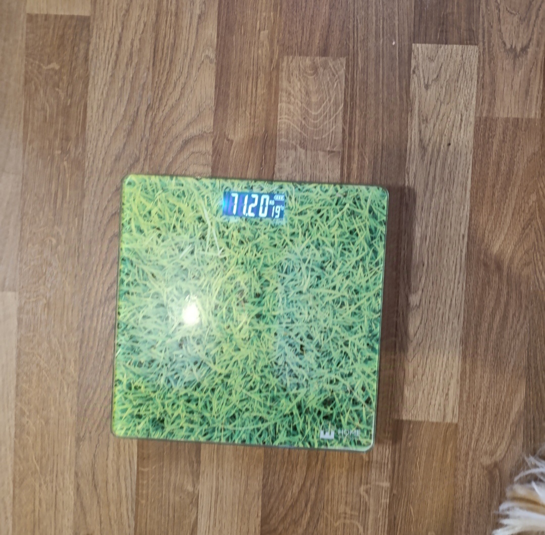 Взвешивалась зимой. Это старые мои весы.