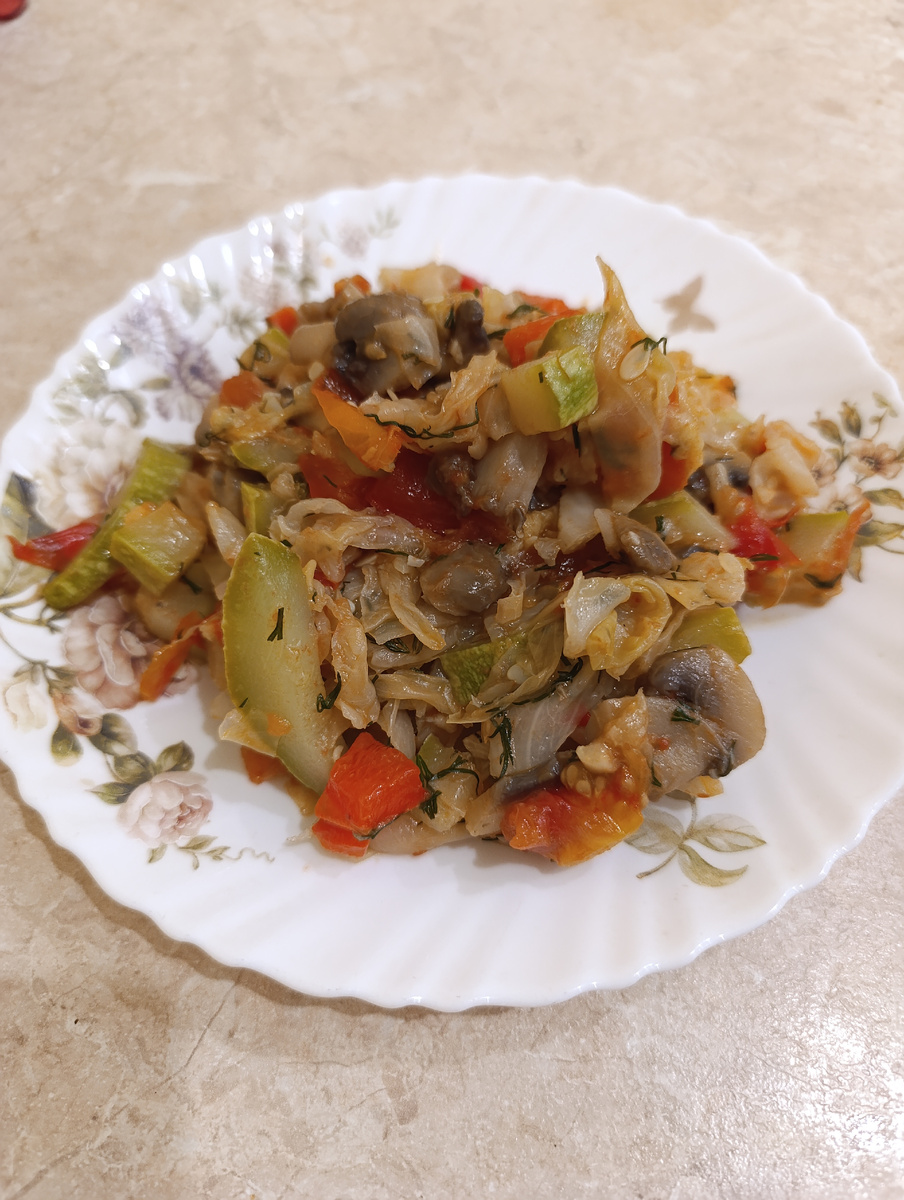 Тушеные овощи:кабачок, перец болгарский, капуста, шампиньоны, чеснок, укроп. Фото автора.