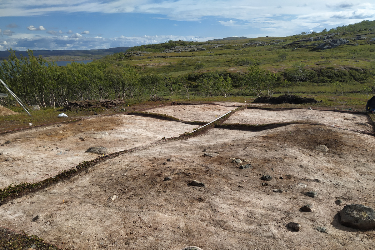 Западина в центре раскопа – и есть остатки древнего жилища