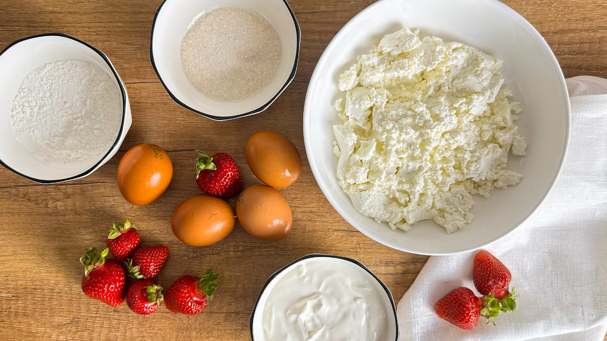 Все ингредиенты для запеканки: творог, сметана, яйца, сахар, крахмал и клубника. Просто и по-домашнему.