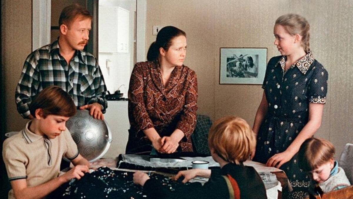    Наталья Гундарева в роли домохозяйки и многодетной мамы Надежды Кругловой в фильме «Однажды двадцать лет спустя» / Фото: Киностудия им М. Горького