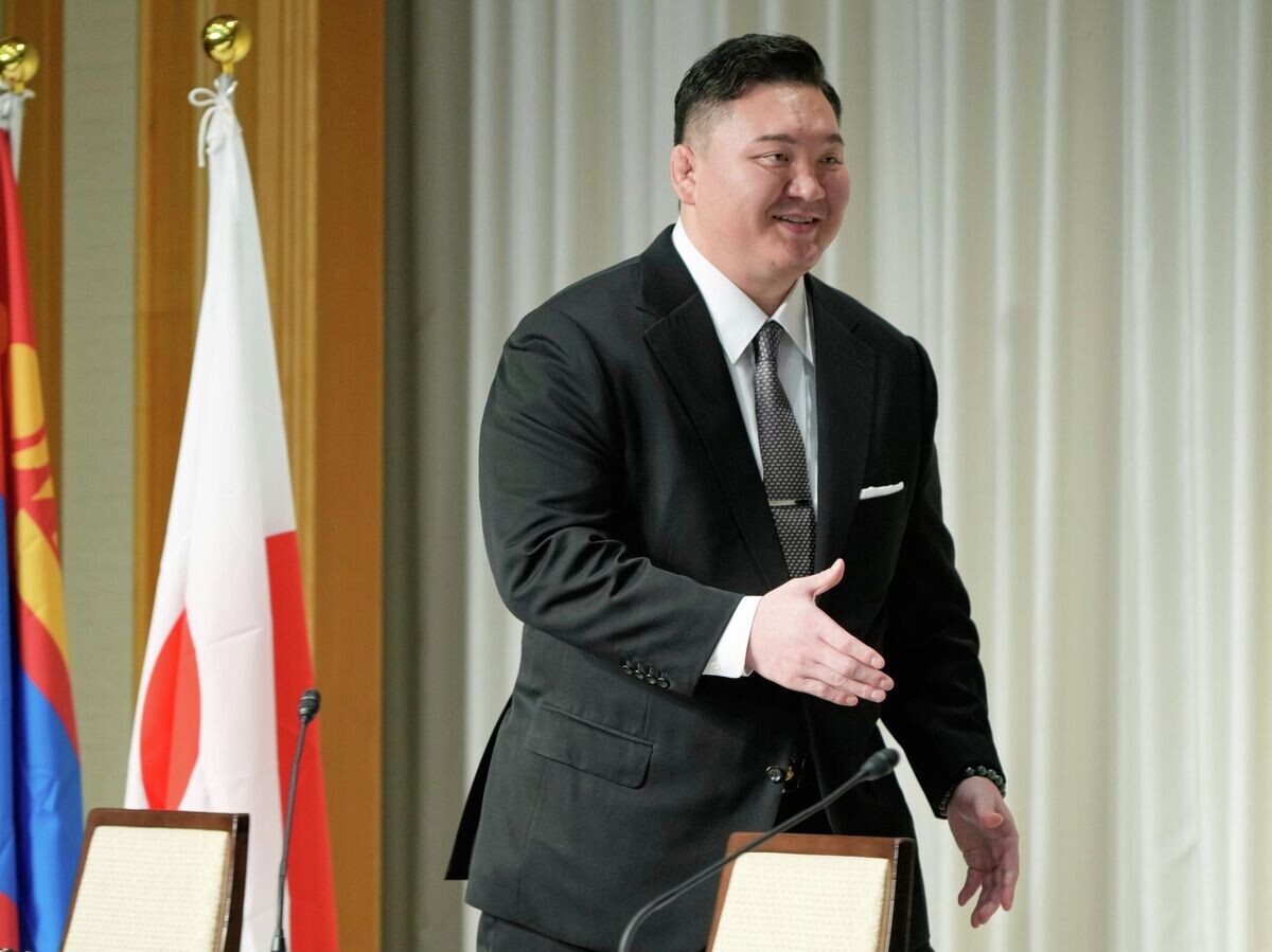    Хакухо Сё во время пресс-конференции в Токио© AP Photo / Eugene Hoshiko