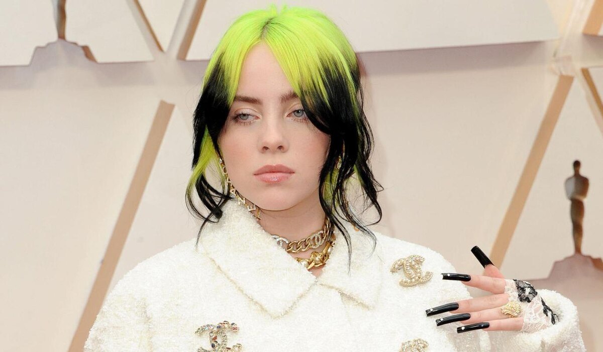     Билли Айлиш рассекретила роман с 30-летним актером, поцеловавшись на балконе