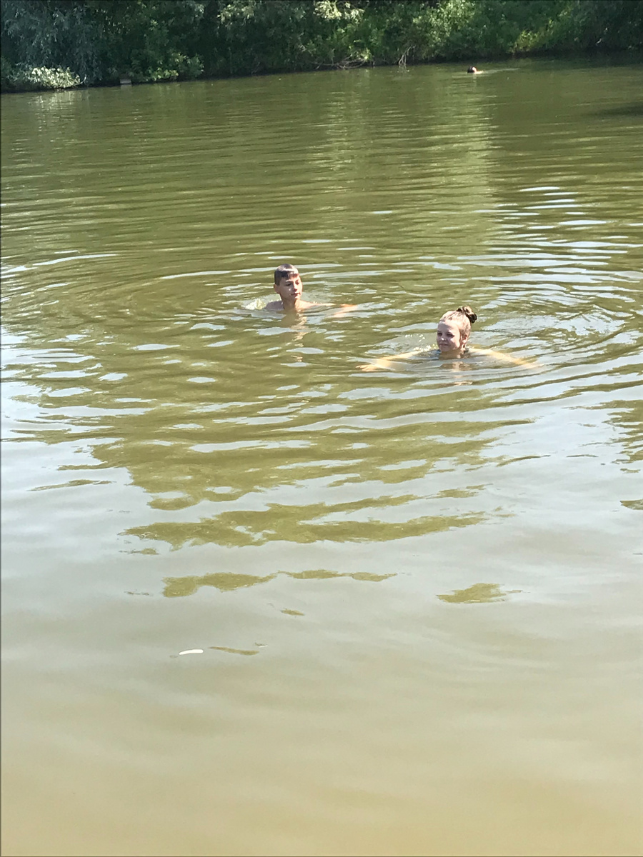 Озеро чистое, искуственное, жители ухаживают и завозят песок, окружают деревья, потому вода кажется зеленой)