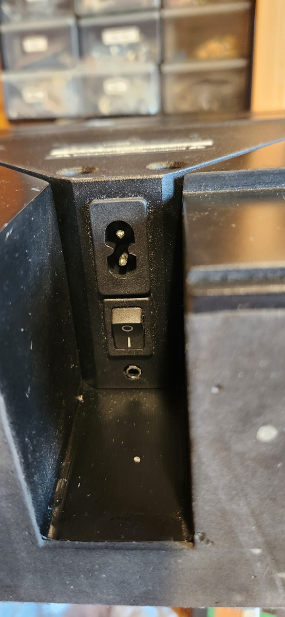 Из подключений только сеть и разъём 3,5мм джек. Плюс выключатель питания.