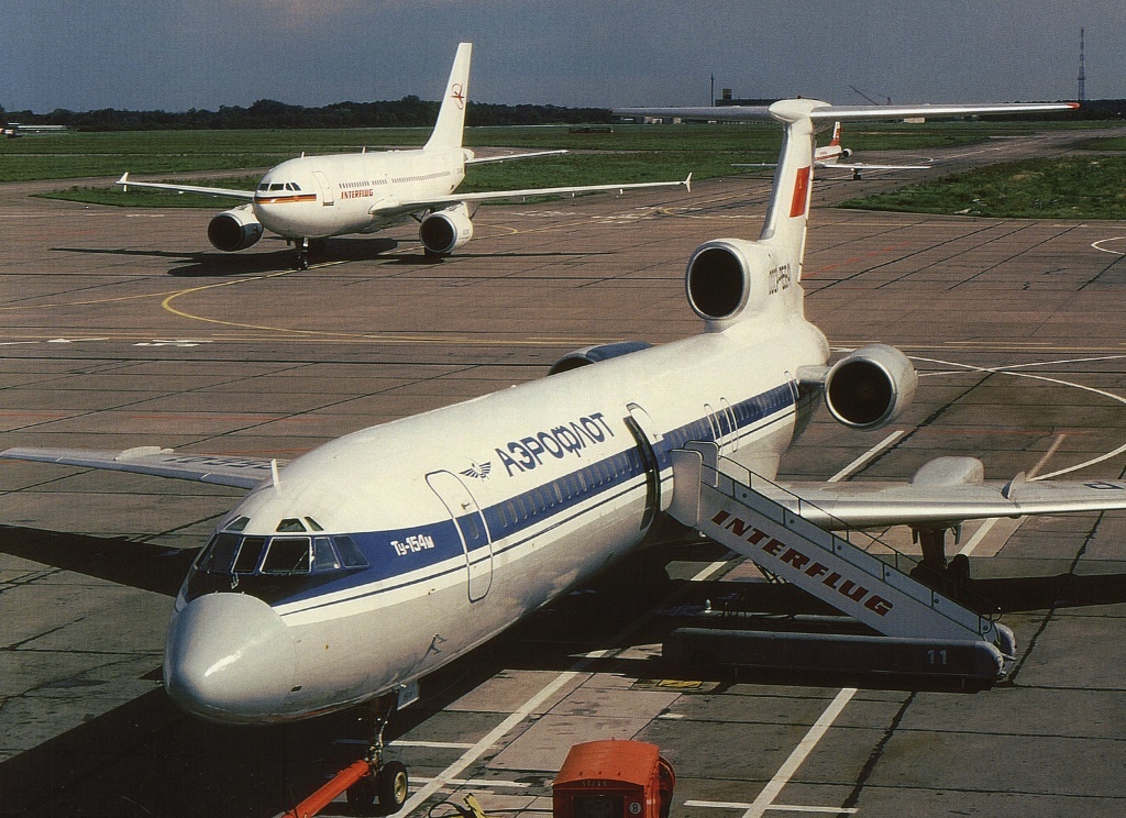 Самолёт Ту-154М в берлинском аэропорту Шёнефельд, 1990 г. Источник фото – aviaforum.ru 