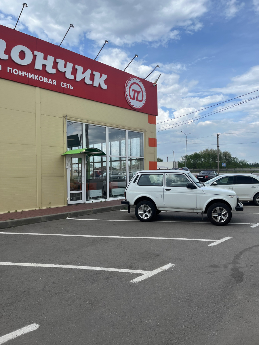 В кафе вкусные чебуреки и морс, самое то в дороге