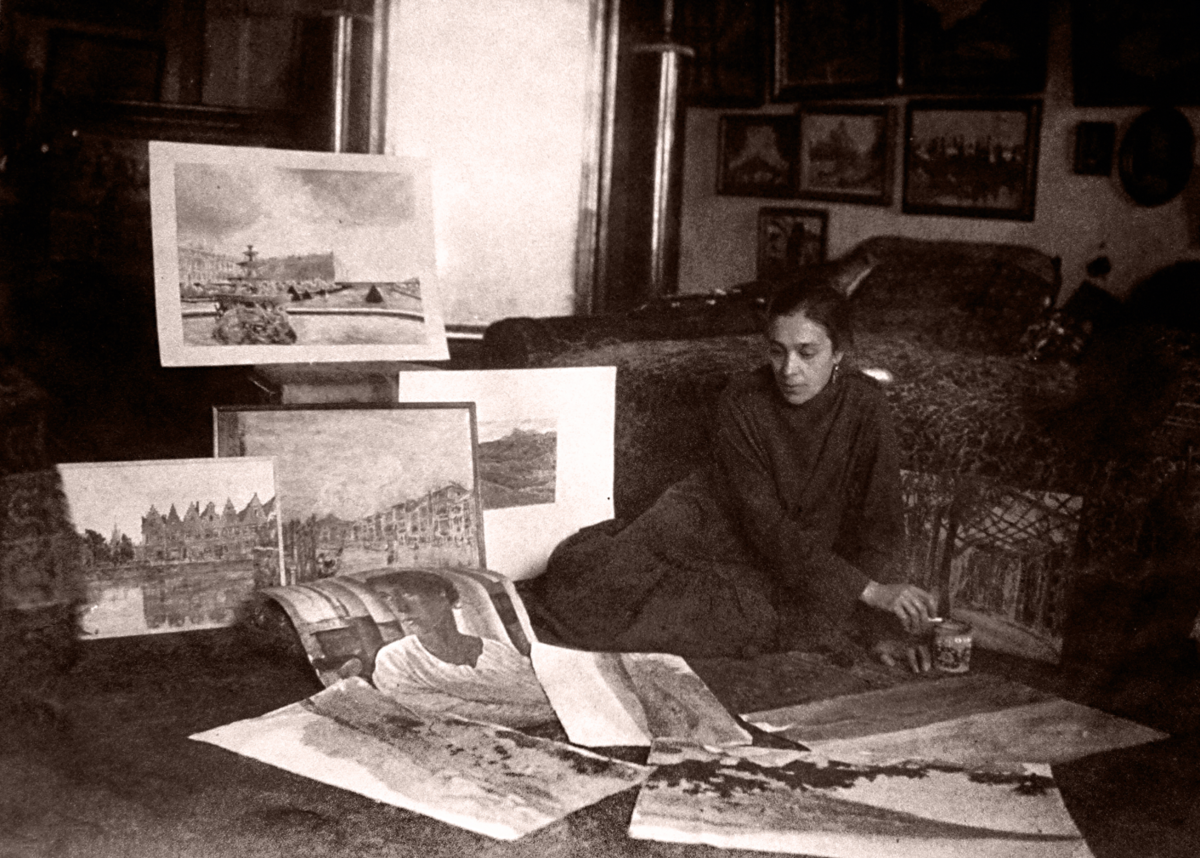 Надежда Добычина в привычной для нее обстановке, в окружении произведений искусства