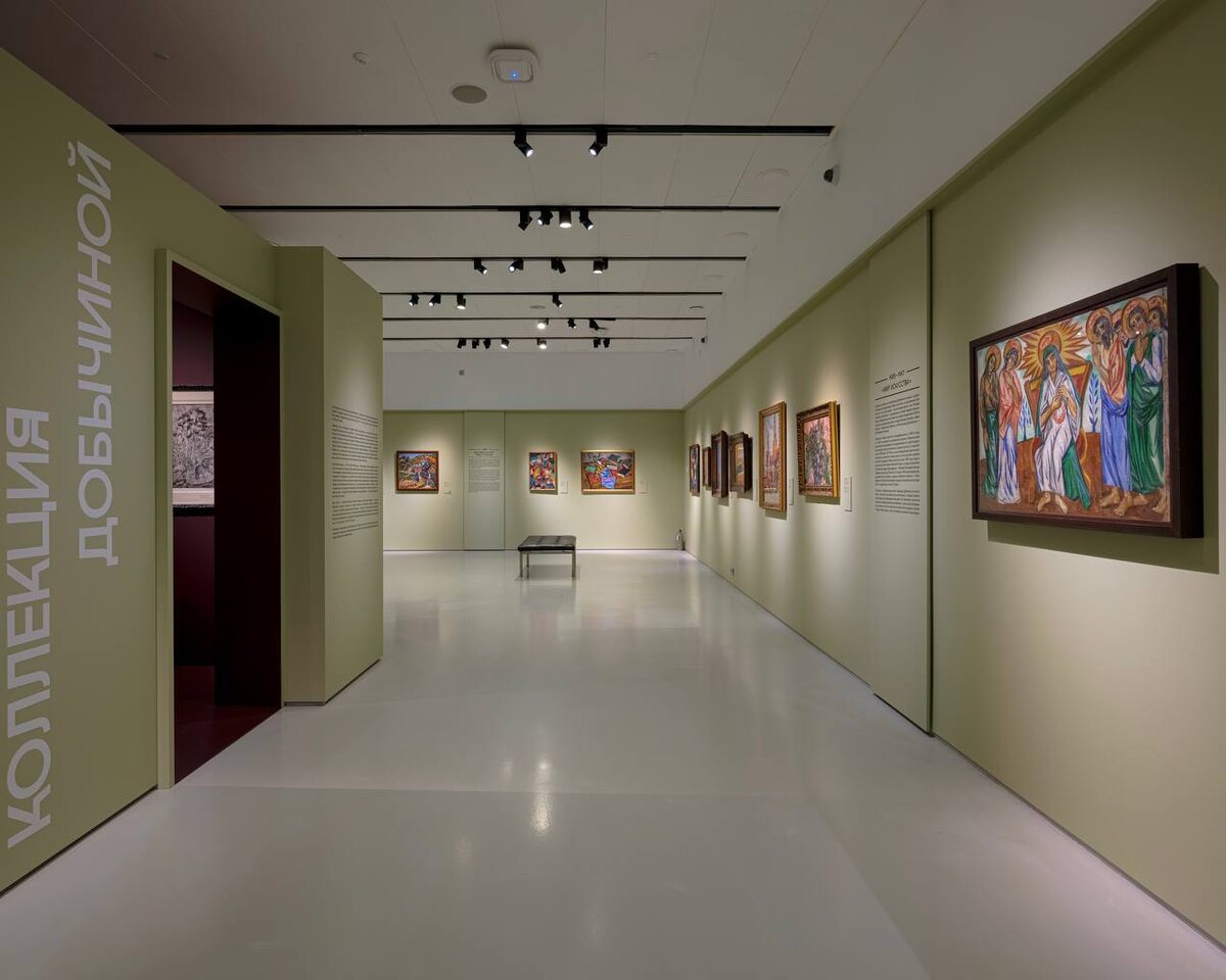 Фрагменты экспозиции выставки "Выбор Добчиной" в Музее рксского импрессионизма в 2023 году