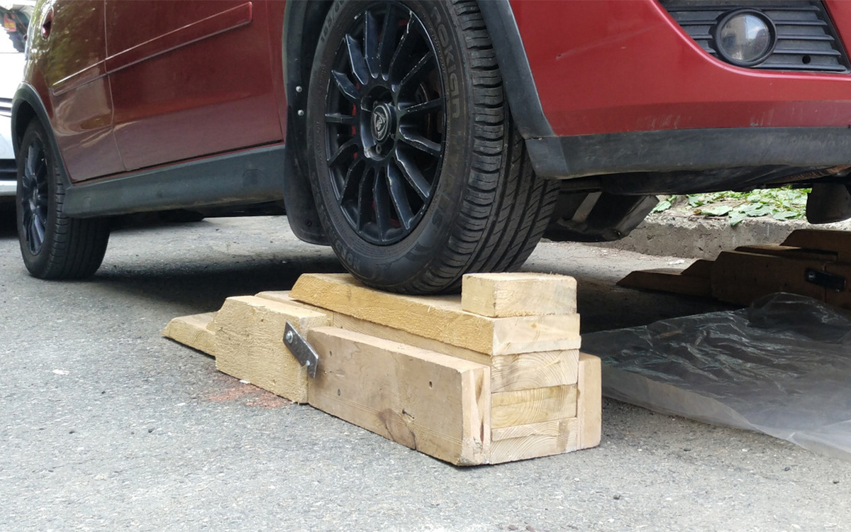 antohan92 / Drive2📷Деревянная эстакада по материалам обойдется совсем недорого, не потребуется сварка. Скорость сборки выше, чем у металлической