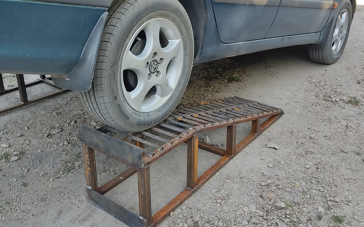 StalnojStraj / Drive2📷Минусы металлической эстакады — стоимость и сложность сборки. Металл выйдет дороже дерева, а для максимальной надежности элементы лучше сваривать, что доступно не каждому