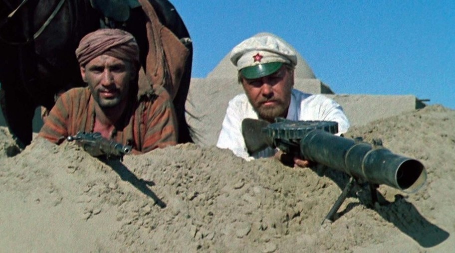 Товарищ Сухов доблестно сражается с басмачами. Картинка взята в открытых источниках.