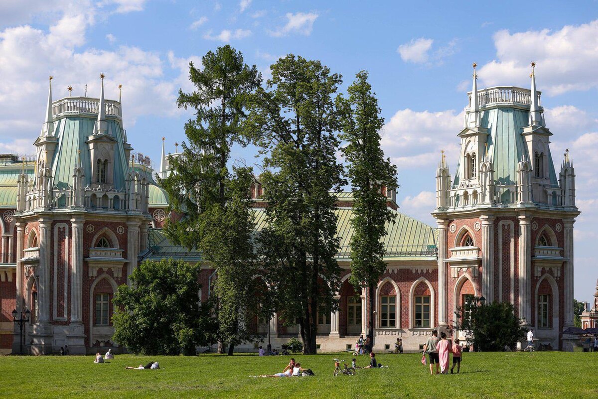 Дмитрий Белицкий / Агентство Москва
Отдых горожан в жаркий день в Царицыно.