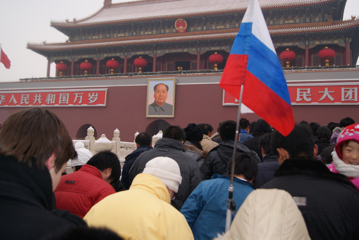 Как будто все кланяются Мао Дзэдуну... а на самом деле под ногами каша (слякоть)