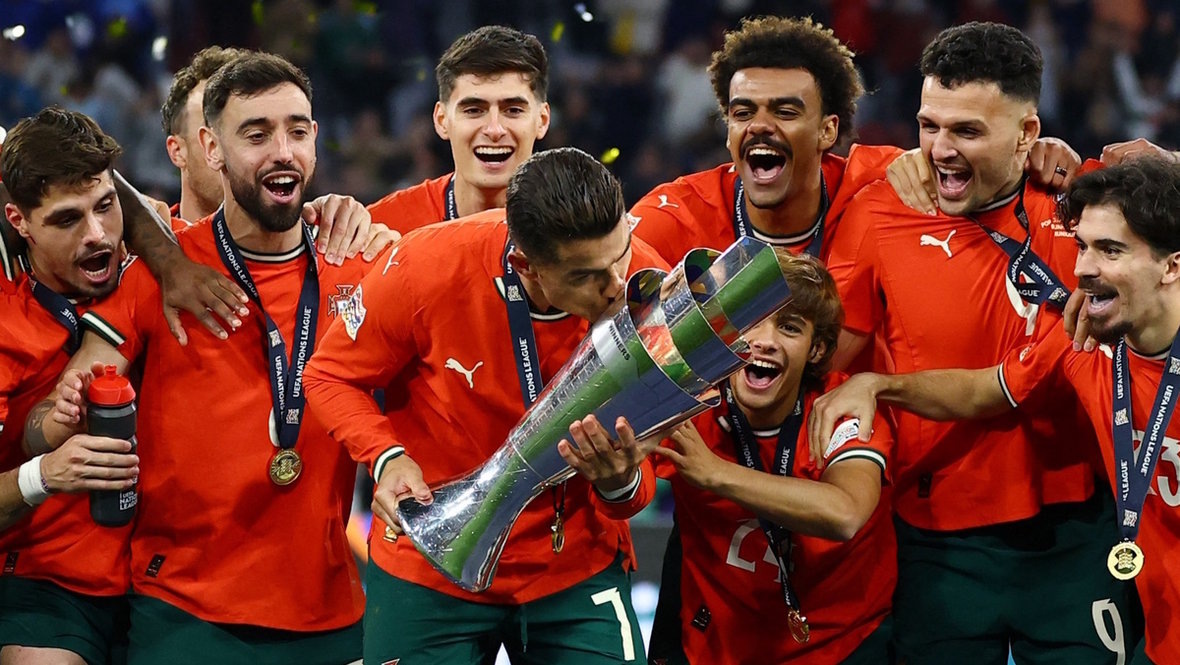    Криштиану Роналду и футболисты сборной Португалии с кубком за победу в Лиге наций-2025. Reuters