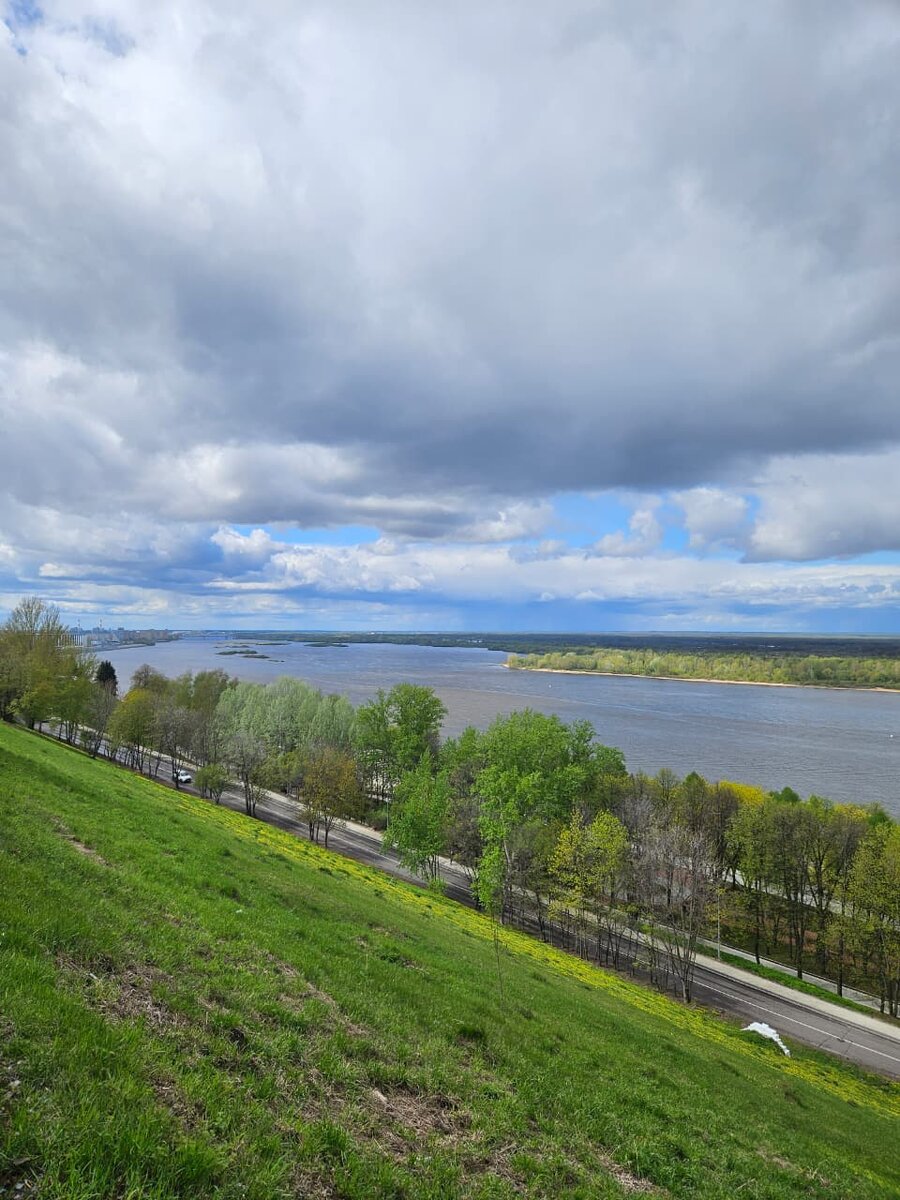 Вид на Волгу с Верхневолжской набережной в Нижнем Новгороде. Фото 30 апреля 2025 г.