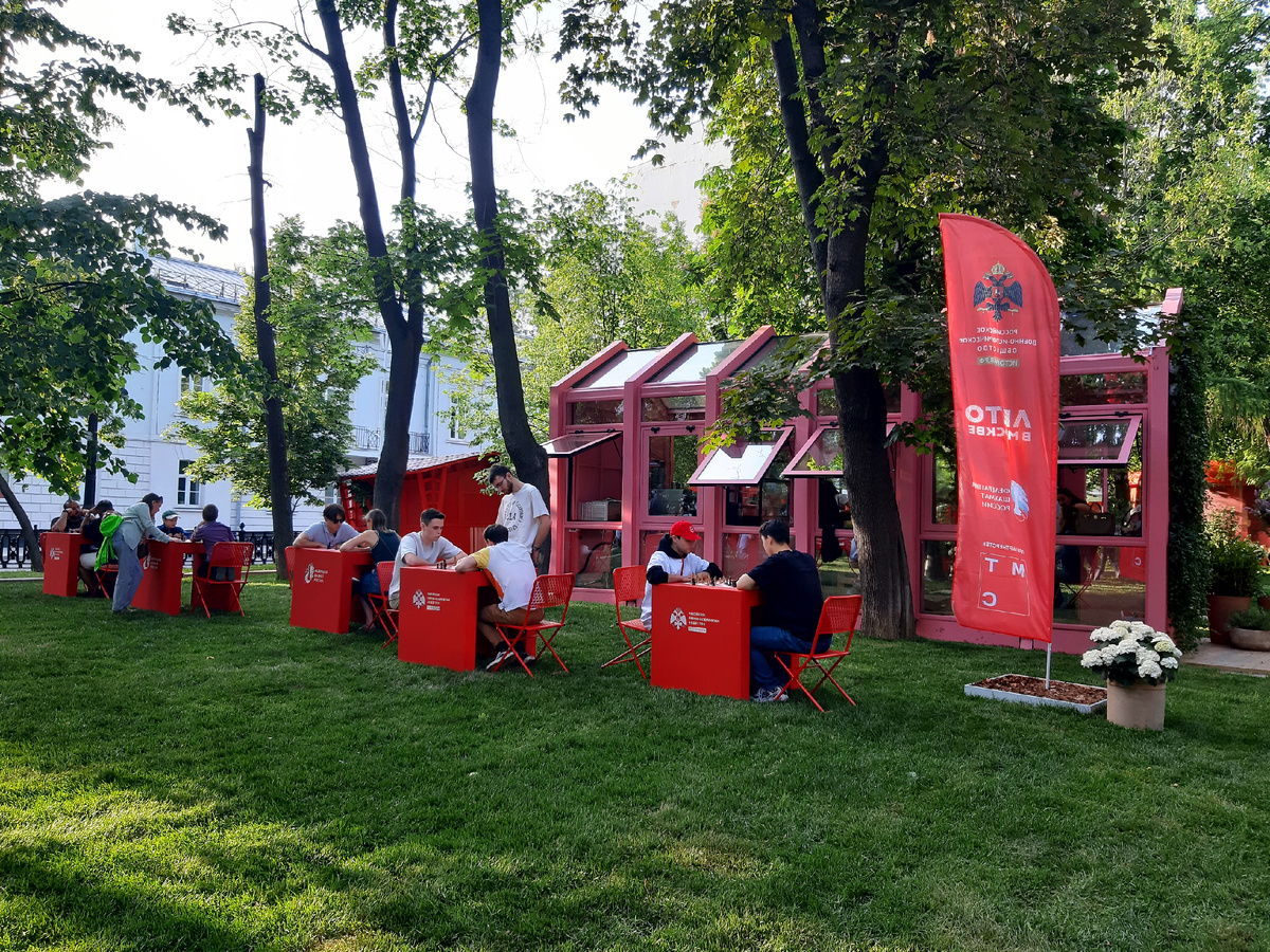 Лето 2025 в Москве. Летний клуб «Москва» на Тверском бульваре. Играют все - в шахматы!