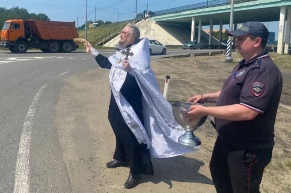    Священник освятил опасные перекрестки на орловских трассах