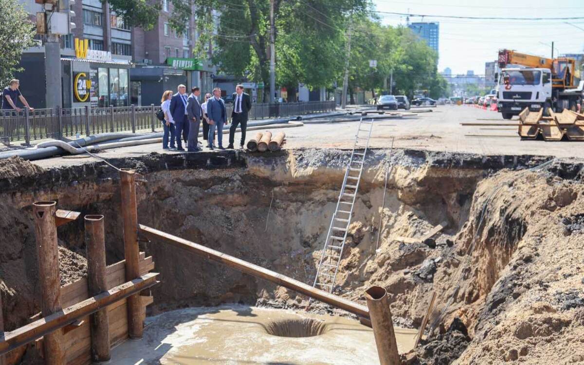    Коммунальный прорыв вывел мэра Воронежа в лидеры медиарейтинга На фото мэр Воронежа Сергей Петрин контролирует ход устранения коммунальной аварии