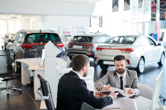 Фото заимствовано - https://stock.adobe.com/ua/search/images?k=working%20at%20a%20car%20dealership